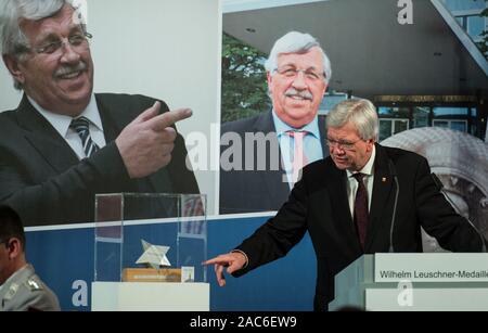 Wiesbaden, Deutschland. 01 Dez, 2019. Volker Bouffier (CDU), Ministerpräsident von Hessen, weist auf die Walter Lübcke Demokratie ausgezeichnet. Die Wilhelm Leuschner Medaille 2019 wird posthum an Walter Lübcke (CDU), ehemaliger Präsident des Kasseler Regierung, die im Juni erschossen wurde ausgezeichnet. Im Hintergrund Fotos von Walter Lübcke werden angezeigt. Der Preis wird an Personen, die einen besonderen Beitrag zur Demokratie verdient gemacht haben. Credit: Andreas Arnold/dpa/Alamy leben Nachrichten Stockfoto