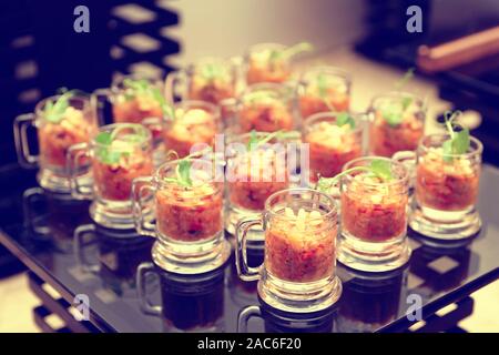 Aubergine Vorspeise in kleinen Gläsern auf Catering Tabelle, Bild Stockfoto