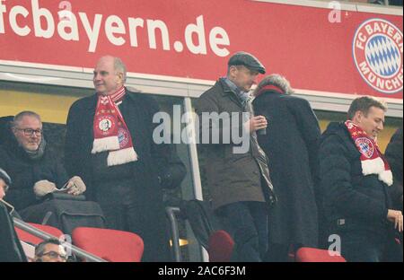 München, Deutschland. 30. Nov 2019. Fußball FC Bayern München - Leverkusen, München, 30. November 2019. Uli Hoeneß (ehemaliger FCB-Präsident), Herbert Diess, VW-Manager, Vorsitzender des Vorstands der Volkswagen AG, Vorsitzender des Aufsichtsrats der Skoda und Audi und Mitglied des Aufsichtsrats der Infineon, FC BAYERN MÜNCHEN - Bayer 04 Leverkusen 1-2-DFL-Bestimmungen verbieten die Verwendung von Fotografien als BILDSEQUENZEN und/oder quasi-VIDEO - 1. Deutsche Fussball Liga, München, 30. November 2019 Saison 2019/2020, Spieltag 13, FCB, München © Peter Schatz/Alamy leben Nachrichten Stockfoto