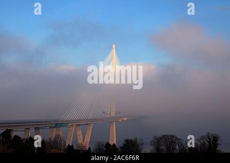 South Queensferry, Edinburgh, Schottland, Großbritannien. 1. Dezember 2019. Sonnig mit minus 4 Grad bei Sonnenaufgang, aber Dick bewegte Nebel auf die drei Brücken vor allem die South Queensferry Kreuzung eine angemessene Menge Verkehr in Richtung North Queensferry die dicker Nebel hatte. Stockfoto