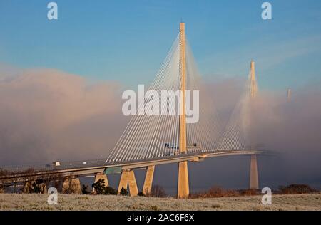 South Queensferry, Edinburgh, Schottland, Großbritannien. 1. Dezember 2019. Sonnig mit minus 4 Grad bei Sonnenaufgang, aber Dick bewegte Nebel auf die drei Brücken vor allem die South Queensferry Kreuzung eine angemessene Menge Verkehr in Richtung North Queensferry die dicker Nebel hatte. Stockfoto