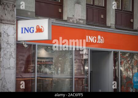 Wien, ÖSTERREICH - NOVEMBER 6, 2019: ING Bank Logo vor ihrem Büro in der Innenstadt von Wien. Die ING Group ist eine niederländische Bankengruppe, welche Versicherung Stockfoto