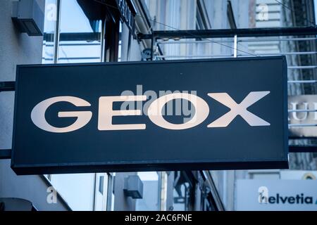 Wien, ÖSTERREICH - NOVEMBER 6, 2019: Geox Logo Vor Ihren lokalen Store in Wien. Geox ist ein italienischer Schuhhersteller spezialisiert auf Wasserdicht Stockfoto