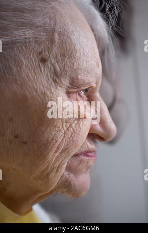 Profil von Gesicht eine 90 Jahre alte Frau, in der Nähe Stockfoto