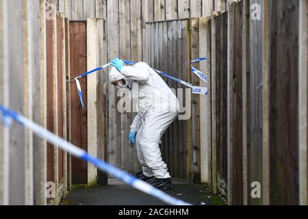 Forensische Offiziere an eine Eigenschaft in Lanehead Road, Stoke-on-Trent, die London Bridge terroristische Angreifer Usman Khan verbunden ist. Stockfoto