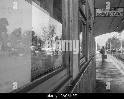 Józefów, Polen - 23. November 2017: Einsame Frau auf einem Bahnhof in Altlengbach, 'Drehrichtung Warschau' Stockfoto