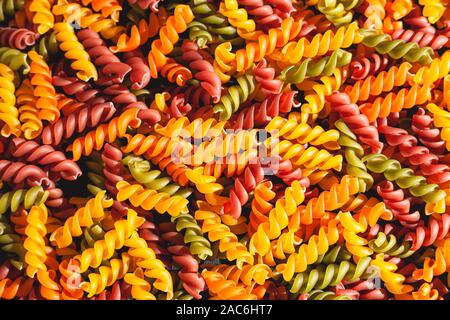 Ungekocht tricolore Fusilli twist Formen Hintergrund. Foto pasta twist Formen. Stockfoto