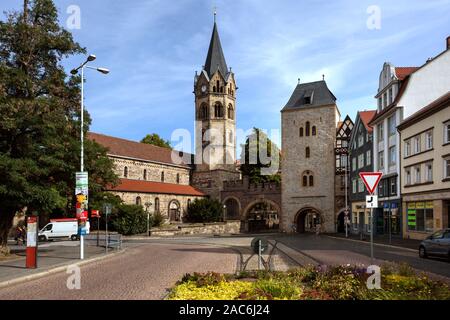 Nikolai Kirche und nikolaitor am Karlsplatz in Eisenach Stockfoto