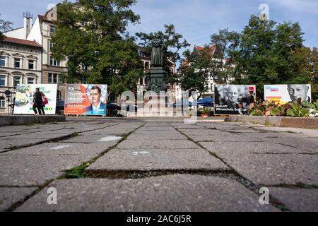 Luther Denkmal in Eisenach, von der Kampagne Werbung der Parteien umgeben Stockfoto