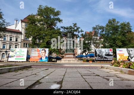 Luther Denkmal in Eisenach, von der Kampagne Werbung der Parteien umgeben Stockfoto