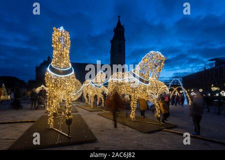 Deutschland, Magdeburg - November 30, 2019: Auf dem Platz der Kathedrale gibt es Weihnachten Licht Skulpturen, die von der Magdeburger Weihnachten ligh gehören Stockfoto