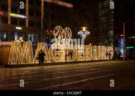 Deutschland, Magdeburg - November 30, 2019: Vor der Magdeburger Hauptbahnhof ist der Magdeburger Logo. Die beleuchteten Buchstaben Skulptur gehört zu Stockfoto