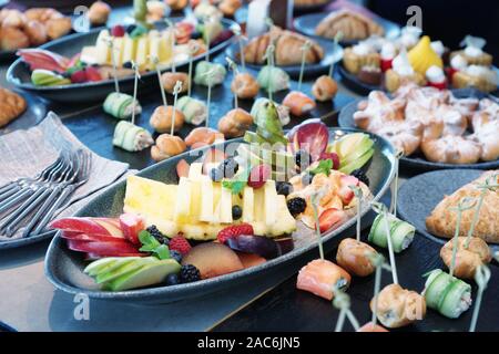 Verschiedene Lebensmittel auf Gastronomie Tisch, Buffet bei einem Empfang, getönten Bild Stockfoto