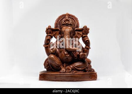 Hölzerne Statue der hinduistische Gott Ganesha mit einem weißen Hintergrund, Hindu Religion Stockfoto