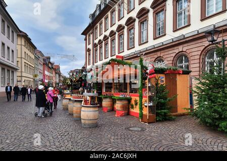 Heidelberg, Deutschland - Dezember 2019: Umsatz stand, Waren zu verkaufen, wie die lokalen Likör während der traditionelle Weihnachtsmarkt in Heidelberg City Centre Stockfoto