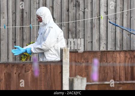 Forensische Offiziere an eine Eigenschaft in Lanehead Road, Stoke-on-Trent, die London Bridge terroristische Angreifer Usman Khan verbunden ist. Stockfoto