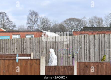 Forensische Offiziere an eine Eigenschaft in Lanehead Road, Stoke-on-Trent, die London Bridge terroristische Angreifer Usman Khan verbunden ist. Stockfoto