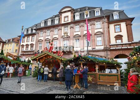 Verkaufsstand verkauf Street Food während der traditionelle Weihnachtsmarkt in der Heidelberger Innenstadt vor der schönen historischen Rathaus Stockfoto