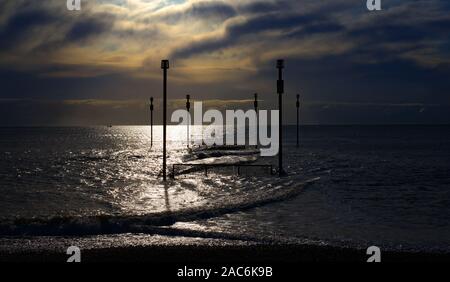 Metall Beiträge in Wasser bei Ebbe Stockfoto