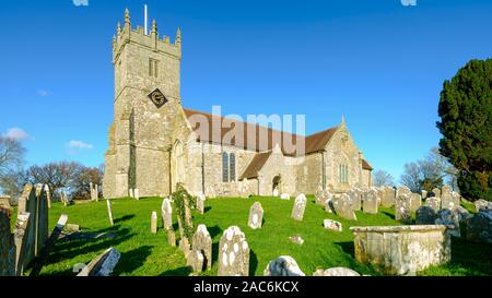 Godshill, Großbritannien - 29 November 2019: Die Kirche des alten Heiligen im malerischen Dorf Godshill auf der Isle of Wight, Großbritannien Stockfoto