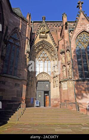 Worms, Deutschland - Oktober 2019: Eingang der historischen römischen katholischen St. Peter's Cathedral in der Stadt Worms Stockfoto