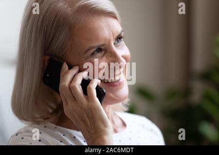 Closeup Portrait 60 s weibliche Holding Handy Gespräch mit Freund Stockfoto