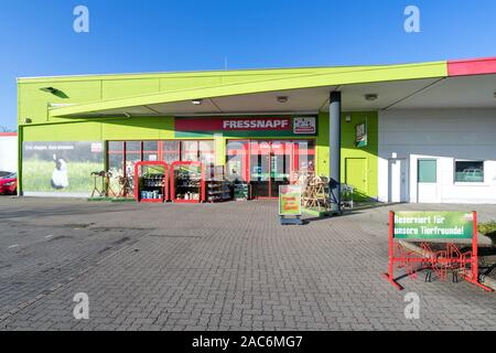 Fressnapf in Cuxhaven, Deutschland. Mit über 1.400 Filialen in 12 europäischen Ländern Fressnapf ist der größte europäische Pet Food Company. Stockfoto