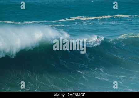 Riesige XXL 20-30 Meter (70 Fuß) Wellen an der Praia do Norte Nazare Portugal Stockfoto
