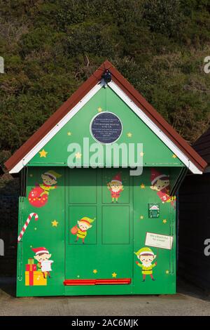 Bournemouth, Dorset UK. 1. Dezember 2019. Strand Hütten erhalten ihre Mäntel an Weihnachten am Strand von Bournemouth, als Elf auf einer trockenen, sonnigen Tag eingerichtet, aber bitter kalt. Credit: Carolyn Jenkins/Alamy leben Nachrichten Stockfoto