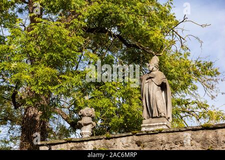 Das Tor Valeriuspforte ist ein Marmor Portal vor 1780, der Eingang zum ehemaligen Kloster garten St. Matthias. Stockfoto