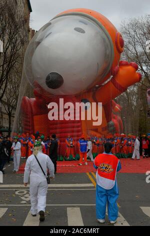 Astronaut Snoopy ballon Linien entlang 77 Straße während der 93. jährliche Thanksgiving Day Parade von Macy's anzusehen in New York City. Stockfoto