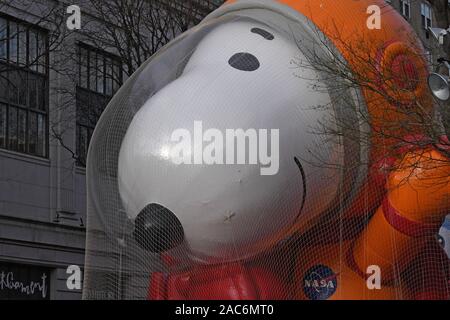 Astronaut Snoopy ballon Linien entlang 77 Straße während der 93. jährliche Thanksgiving Day Parade von Macy's anzusehen in New York City. Stockfoto