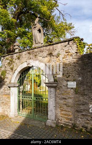 Das Tor Valeriuspforte ist ein Marmor Portal vor 1780, der Eingang zum ehemaligen Kloster garten St. Matthias. Stockfoto