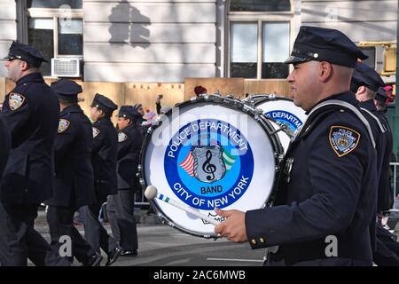 NYPD Polizei Band durchführen, während der die 93. jährliche Thanksgiving Day Parade von Macy's anzusehen in New York City. Stockfoto