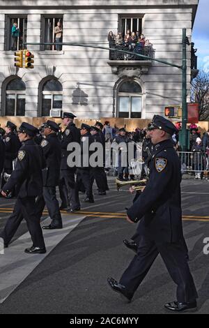 NYPD Polizei Band durchführen, während der die 93. jährliche Thanksgiving Day Parade von Macy's anzusehen in New York City. Stockfoto