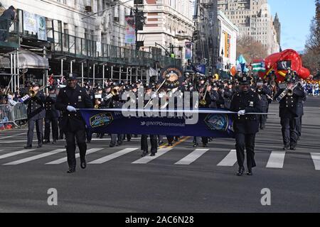 NYPD Polizei Band durchführen, während der die 93. jährliche Thanksgiving Day Parade von Macy's anzusehen in New York City. Stockfoto