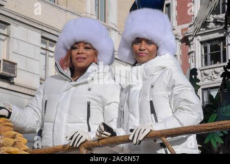 T-Boz Tionne Watkins und Rozonda Chilli Thomas von TLC-Fahrt ein float Spritzer Safari Abenteuer während der 93. jährliche Thanksgiving Day Parade von Macy's anzusehen in New York City. Stockfoto