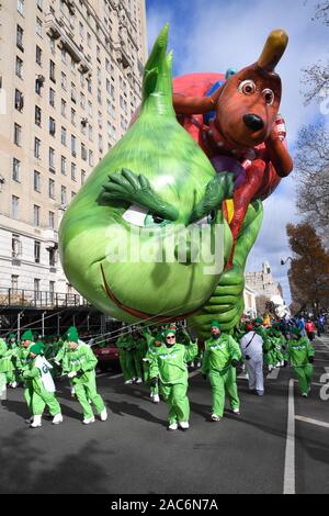 Dr. Seuss der Grinch und Hund Max riesigen Ballon geflogen niedrig wegen der hohen Wind während der 93. jährliche Thanksgiving Day Parade von Macy's anzusehen in New York City. Stockfoto