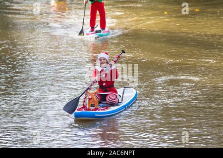 Tonbridge, Kent, Großbritannien. Dezember 2019. Jetzt ist es 9. Jahr der Stand Up for Cancer santa Paddleboard Run ist eine gemeinnützige Veranstaltung, die von Jay Manning, einem professionellen Paddle-Boarder, der ähnliche Veranstaltungen im ganzen Land für die letzten neun Jahre durchgeführt hat gestartet. Dieses Mal findet die Veranstaltung auf dem Medway in Tonbridge in Kent mit einem Start von 12 Uhr mittags statt, die Mitglieder der Öffentlichkeit werden ermutigt, diese Veranstaltung zu beobachten und zu spenden. ©Paul Lawrenson 2019, Bildquelle: Paul Lawrenson/Alamy Live News Stockfoto