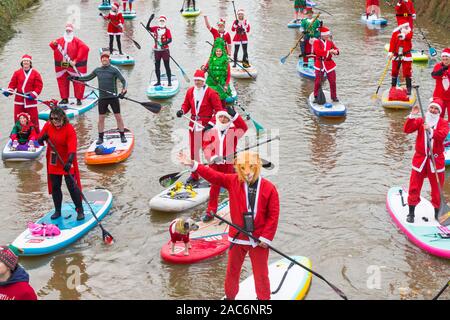 Tonbridge, Kent, Großbritannien. Dezember 2019. Jetzt ist es 9. Jahr der Stand Up for Cancer santa Paddleboard Run ist eine gemeinnützige Veranstaltung, die von Jay Manning, einem professionellen Paddle-Boarder, der ähnliche Veranstaltungen im ganzen Land für die letzten neun Jahre durchgeführt hat gestartet. Dieses Mal findet die Veranstaltung auf dem Medway in Tonbridge in Kent mit einem Start von 12 Uhr mittags statt, die Mitglieder der Öffentlichkeit werden ermutigt, diese Veranstaltung zu beobachten und zu spenden. ©Paul Lawrenson 2019, Bildquelle: Paul Lawrenson/Alamy Live News Stockfoto