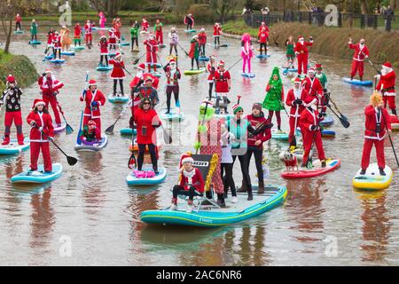 Tonbridge, Kent, Großbritannien. Dezember 2019. Jetzt ist es 9. Jahr der Stand Up for Cancer santa Paddleboard Run ist eine gemeinnützige Veranstaltung, die von Jay Manning, einem professionellen Paddle-Boarder, der ähnliche Veranstaltungen im ganzen Land für die letzten neun Jahre durchgeführt hat gestartet. Dieses Mal findet die Veranstaltung auf dem Medway in Tonbridge in Kent mit einem Start von 12 Uhr mittags statt, die Mitglieder der Öffentlichkeit werden ermutigt, diese Veranstaltung zu beobachten und zu spenden. ©Paul Lawrenson 2019, Bildquelle: Paul Lawrenson/Alamy Live News Stockfoto