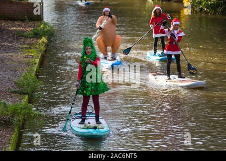 Tonbridge, Kent, Großbritannien. 1. Dez, 2019. Jetzt im 9. Jahr der Stand up für Krebs santa paddleboard Run ist eine gemeinnützige Veranstaltung, die von Jay Manning, eine professionelle paddleboarder, die ähnliche Veranstaltungen im ganzen Land für die letzten neun Jahre gehalten hat begonnen. Dieses Mal das Ereignis am Medway Fluss in Tonbridge, Kent mit einem 12.00 Uhr Start gehalten, Mitglieder der Öffentlichkeit dazu ermutigt werden, zu beobachten und zu dieser Veranstaltung spenden. © Paul Lawrenson 2019, Foto: Paul Lawrenson/Alamy leben Nachrichten Stockfoto