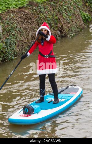 Tonbridge, Kent, Großbritannien. Dezember 2019. Jetzt ist es 9. Jahr der Stand Up for Cancer santa Paddleboard Run ist eine gemeinnützige Veranstaltung, die von Jay Manning, einem professionellen Paddle-Boarder, der ähnliche Veranstaltungen im ganzen Land für die letzten neun Jahre durchgeführt hat gestartet. Dieses Mal findet die Veranstaltung auf dem Medway in Tonbridge in Kent mit einem Start von 12 Uhr mittags statt, die Mitglieder der Öffentlichkeit werden ermutigt, diese Veranstaltung zu beobachten und zu spenden. ©Paul Lawrenson 2019, Bildquelle: Paul Lawrenson/Alamy Live News Stockfoto