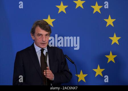 Brüssel, Belgien. 1. Dez, 2019. Der Präsident des Europäischen Parlaments, David Sassoli spricht während einer Pressekonferenz im Haus der Europäischen Geschichte zum 10. Jahrestag des Vertrags von Lissabon zu feiern. Credit: ALEXANDROS MICHAILIDIS/Alamy leben Nachrichten Stockfoto