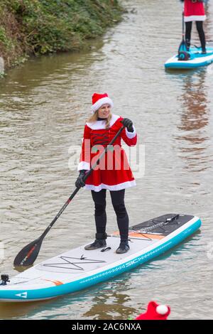 Tonbridge, Kent, Großbritannien. Dezember 2019. Jetzt ist es 9. Jahr der Stand Up for Cancer santa Paddleboard Run ist eine gemeinnützige Veranstaltung, die von Jay Manning, einem professionellen Paddle-Boarder, der ähnliche Veranstaltungen im ganzen Land für die letzten neun Jahre durchgeführt hat gestartet. Dieses Mal findet die Veranstaltung auf dem Medway in Tonbridge in Kent mit einem Start von 12 Uhr mittags statt, die Mitglieder der Öffentlichkeit werden ermutigt, diese Veranstaltung zu beobachten und zu spenden. ©Paul Lawrenson 2019, Bildquelle: Paul Lawrenson/Alamy Live News Stockfoto