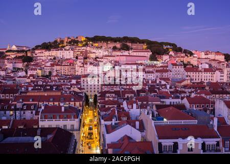 Blick auf das Castelo de Sao Jorge, Rua de Santa Justa Straße und Alfama und Baixa Bezirke in Lissabon, Portugal, von oben in der Abenddämmerung. Stockfoto