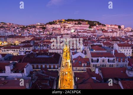 Blick auf das Castelo de Sao Jorge, Rua de Santa Justa Straße und Alfama und Baixa Bezirke in Lissabon, Portugal, von oben in der Abenddämmerung. Stockfoto