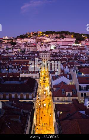 Blick auf das Castelo de Sao Jorge, Rua de Santa Justa Straße und Alfama und Baixa Bezirke in Lissabon, Portugal, von oben in der Abenddämmerung. Stockfoto