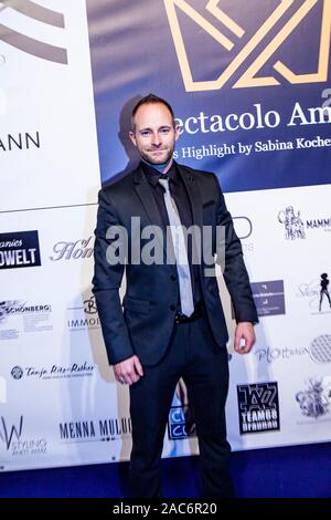 Balian Buschbaum mit Partnerin bei der Charity Gala-SK-WelcomeHome in der Reithalle in München am 30.11.2019 Stockfoto