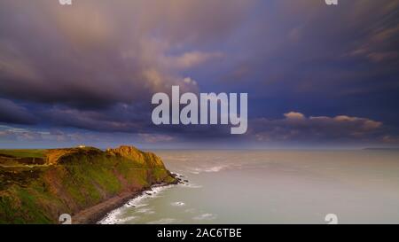 Hartland, Großbritannien - 13 November, 2019: Goldene stunde Morgenlicht über Gerste Bucht in Richtung Hartland, Devon, Großbritannien Stockfoto